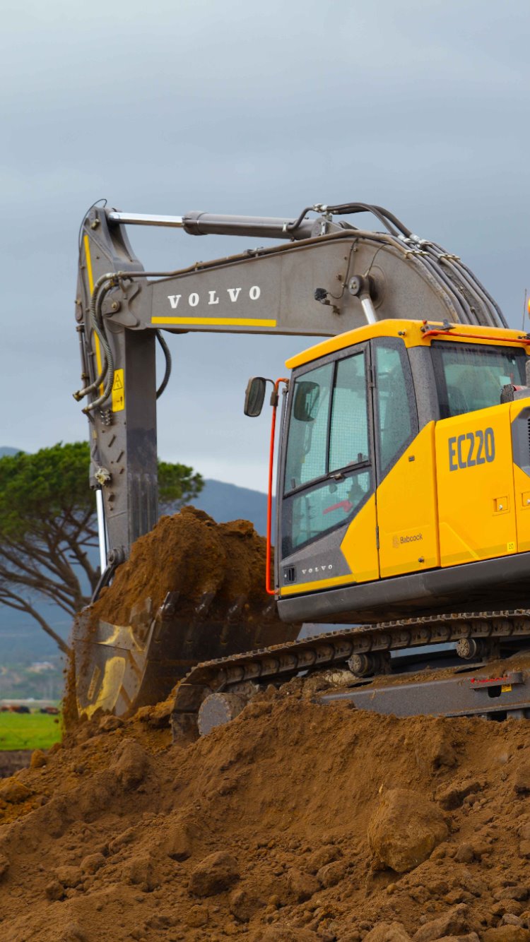Babcock Africa, Media, RCE Earthmoving & Civils puts Volvo EC220 productivity to work