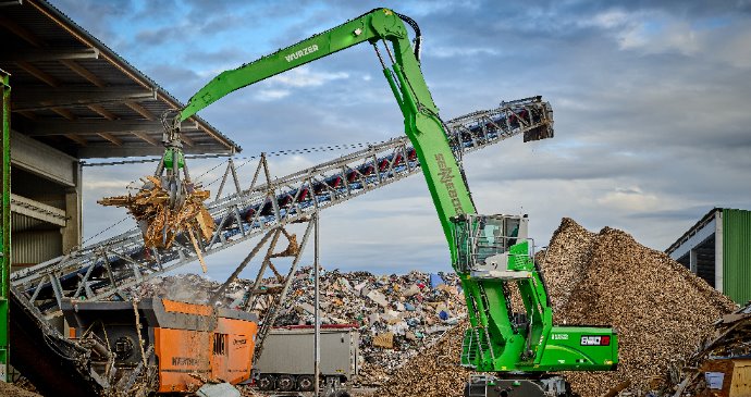 The new 830 G is the most versatile material handler and is suitable for many applications and uses. With its modular design and an impressive reach of 17 meters, its predecessor, the 830 E, has shaped the machine landscape in Africa for many years. - Desktop Image
