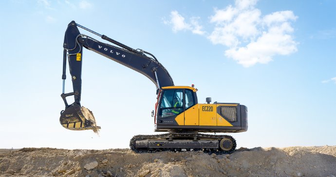 Volvo EC220 will be your perfect partner in heavy duty applications and supporting work. But it is also popular to use for building, road work or utilities. With improved fuel efficiency and longer service intervals, EC220 will lower the Total Cost of Ownership while still being able to punch above its weight in performance. - Desktop Image