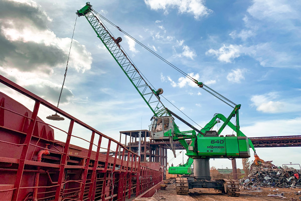 ERGONOMIC WORK SPACE FOR THE OPERATOR