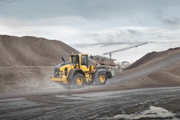 Quiet low-emission engine