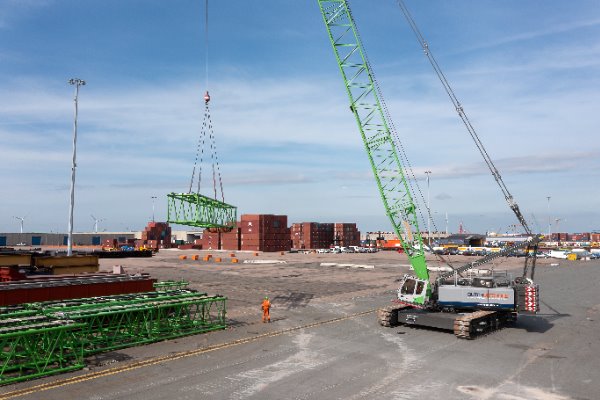 VERSATILE CONSTRUCTION SITE CRANE